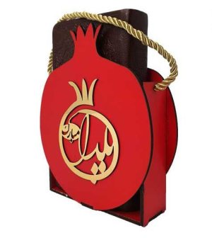 حافظ پالتویی با ساک انار